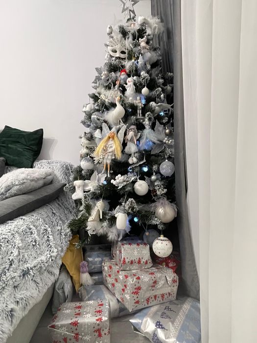 Brad artificial cu tot cu decoratiuni