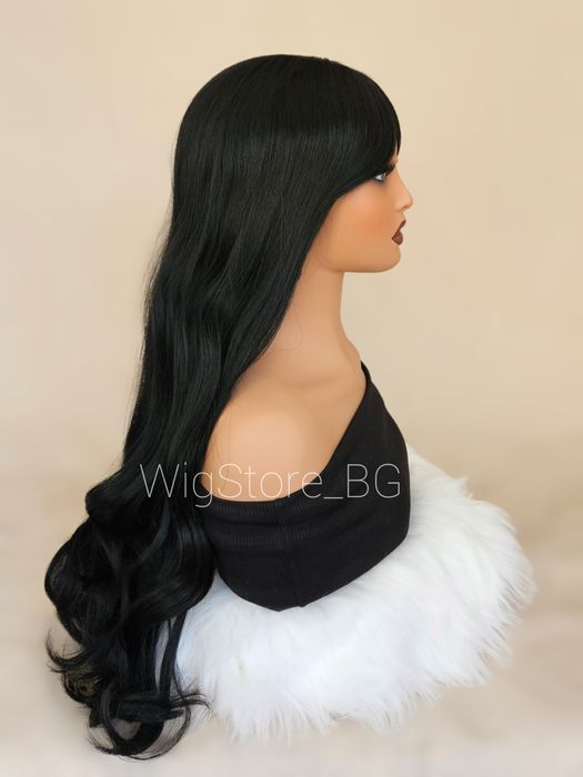 Дълга на вълни черна перука с бретон