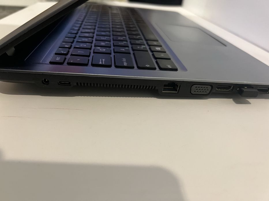 Два лаптопа Asus i Lenovo