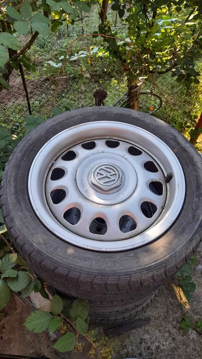 Vand 4 buc.genti cu cauciucuri volkswagen sau semnul