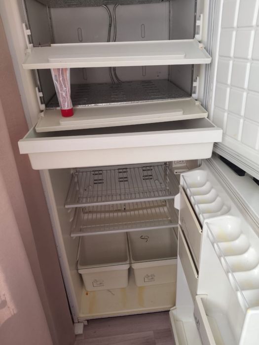 Холодильник, табуретка