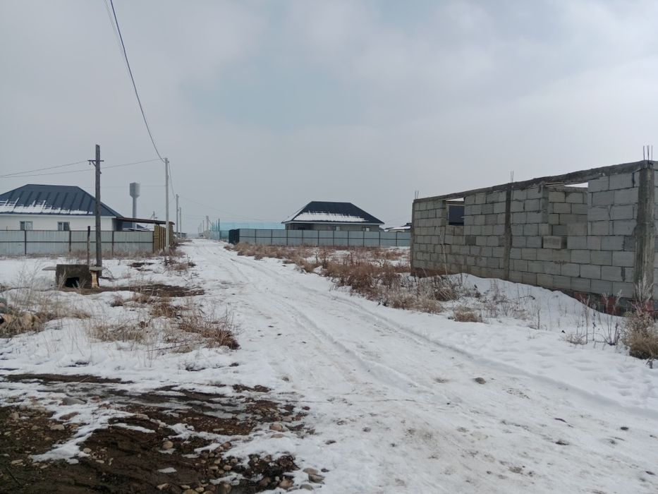 Продам недостроенный дом с участком