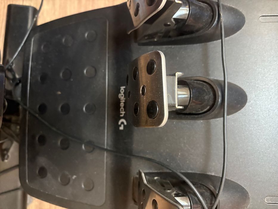 Vând Scaun Gaming Cockpit Playseat Evolution Alcantara preț foarte bun