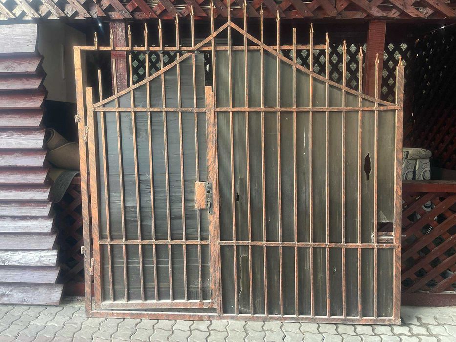 Vând porți metalice 4 m, poartă inclusă