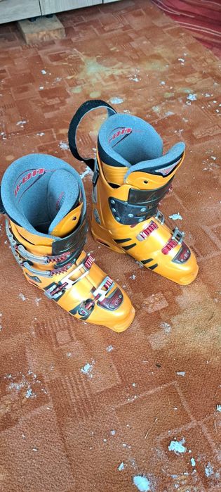 Vând set schiuri+ clăpari 4 perechi