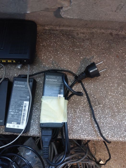 Cabluri, adaptoare, router si baterii