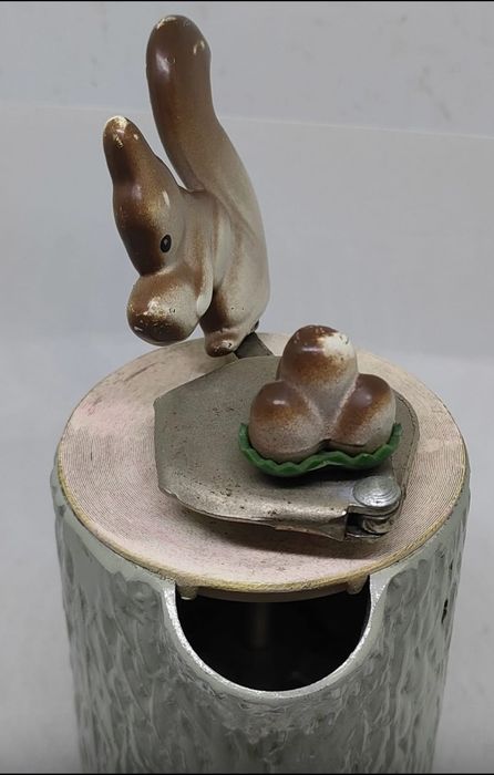 Кофемолка Белочка с орешками