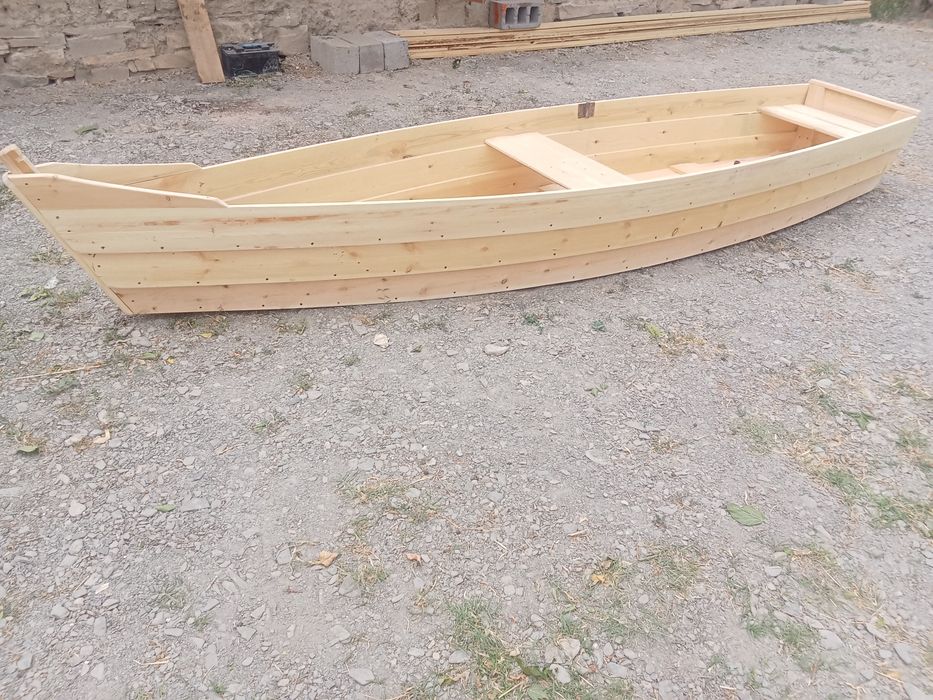 Лодка деревянная