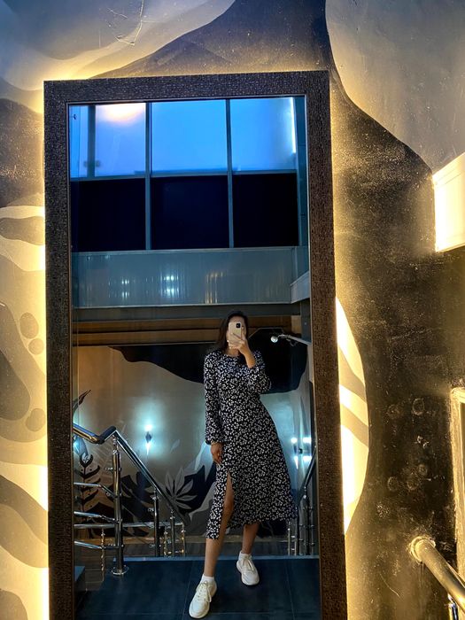 Черное платье с вырезом