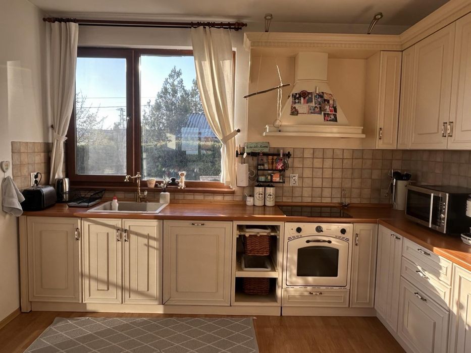 Кухня с включени ел. уреди