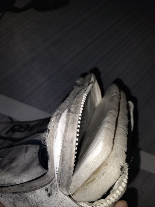 Продам вратарские перчатки