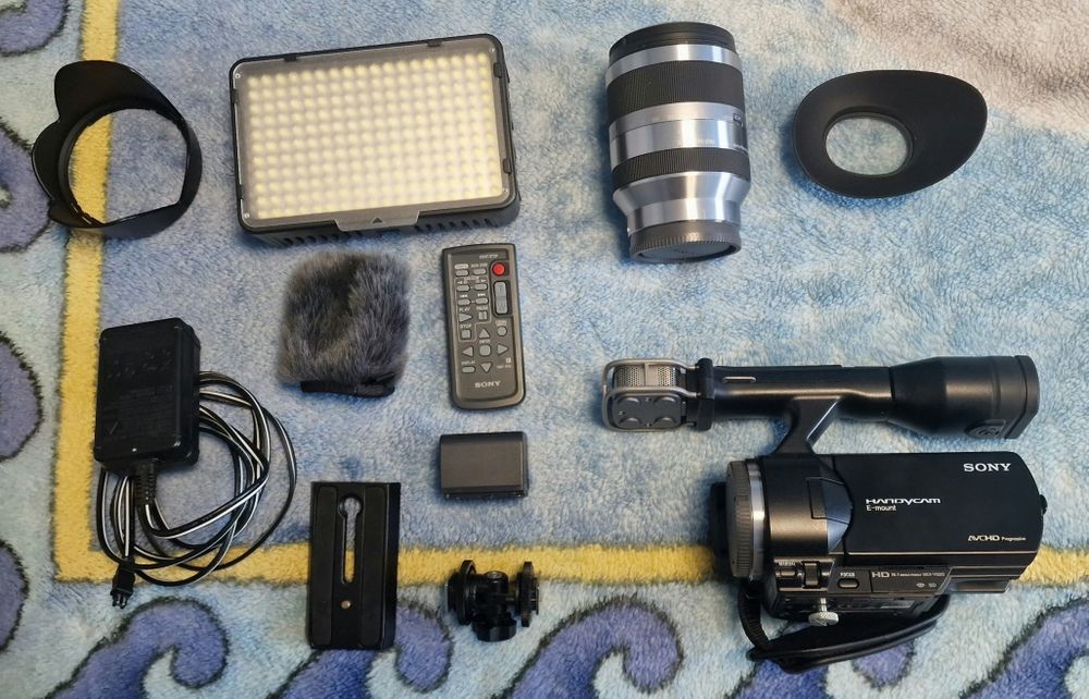 Sony NEX-VG20E – Senzor APS-C & Obiectiv 18-200mm OSS