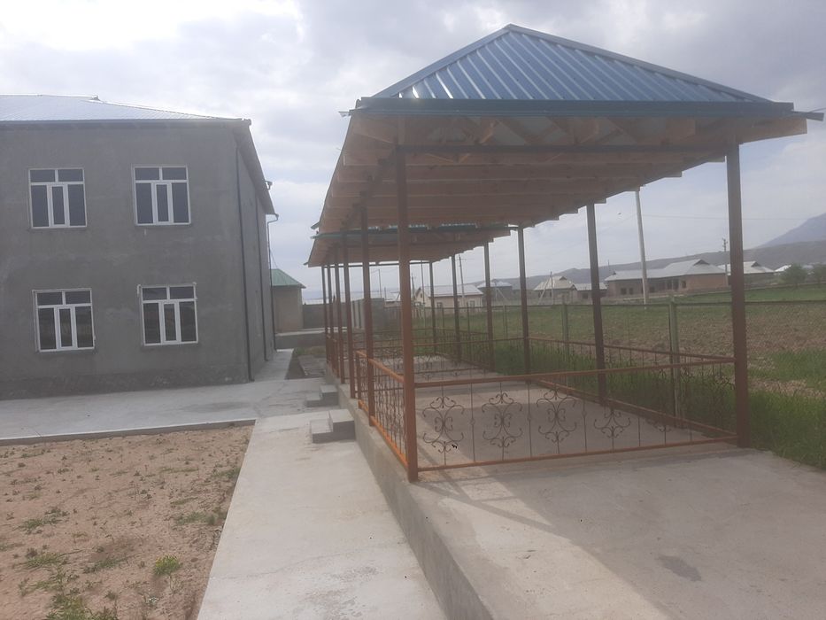 Нотурар бино сотилади