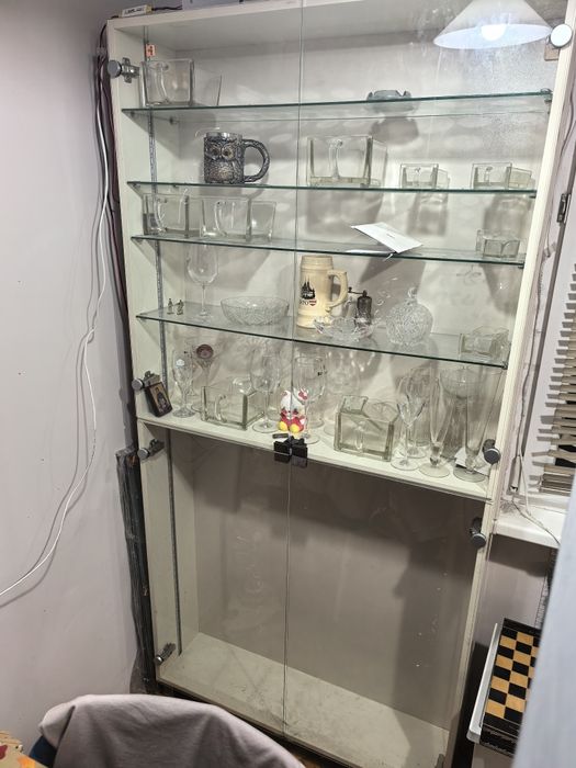 Витринен шкаф с LED осветление