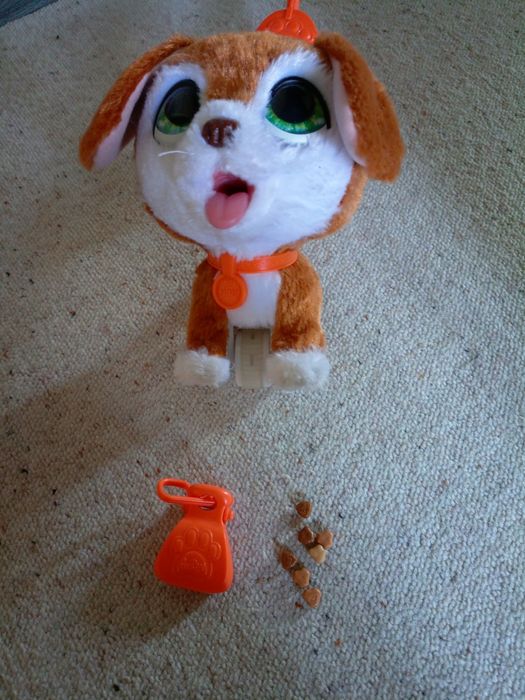 Собака игрушка на поводке.