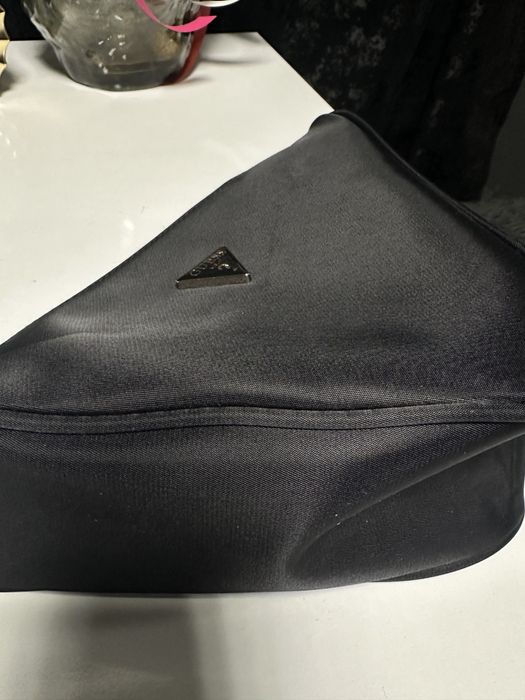 Несесер за грим на марката Guess