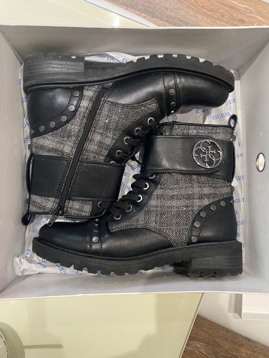 Оригинални обувки на GUESS