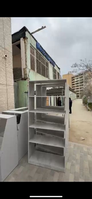 Продается Полки и витрины в хорошем состоянии