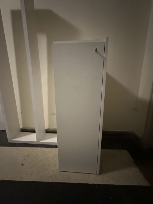 Бял шкаф с рафтове