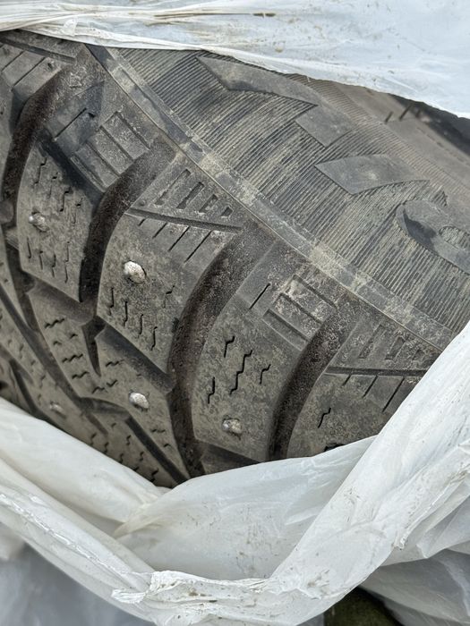 Продам комплект 4 штуки зимнюю шипованную резину на 205/65 15