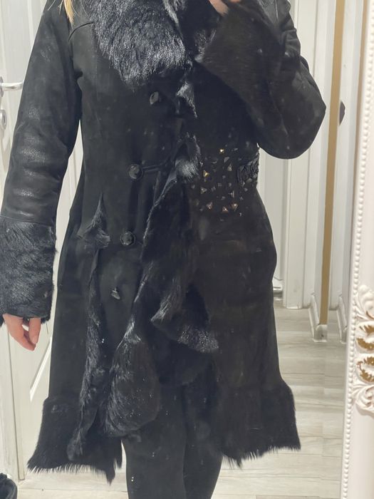 Ексклузивно дълго палто от естествена кожа с косъм и капси