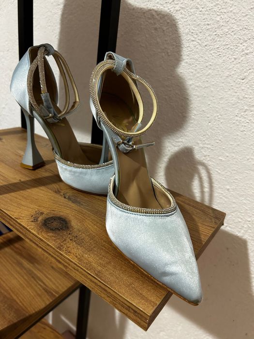 Високи лъщящи токчета