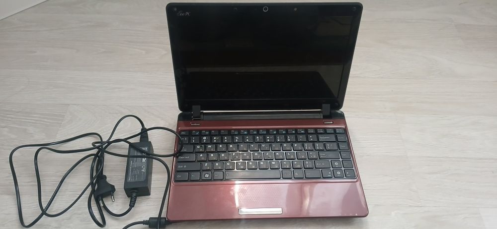 Нетбук асус.қызыл түсті.