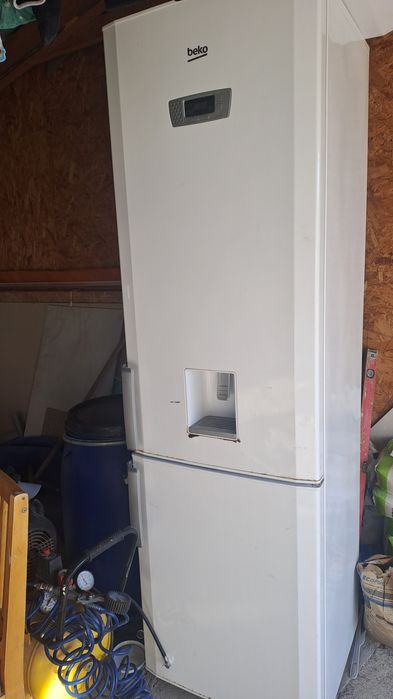 Frigider mare cu congelator jos