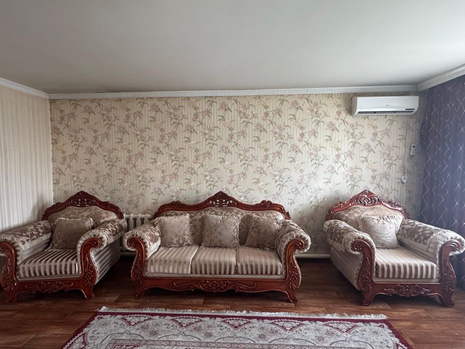 Продам срочно диван с креслами