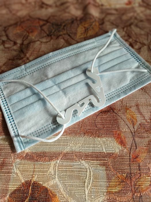 Закачалки за предпазни маски