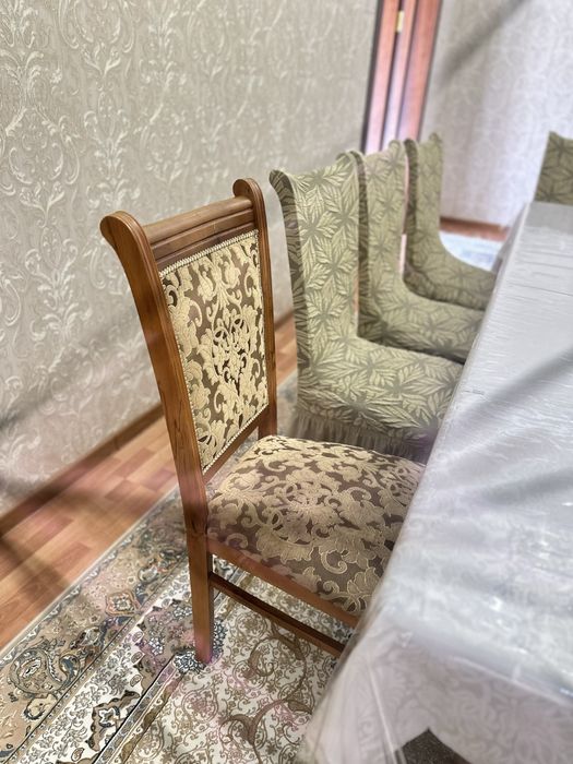 Mehmonxona uchun stenka va stol-stul