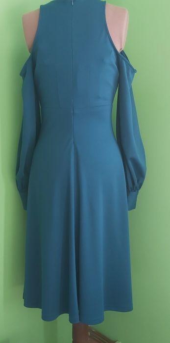 Rochie din tricot fără umeri.