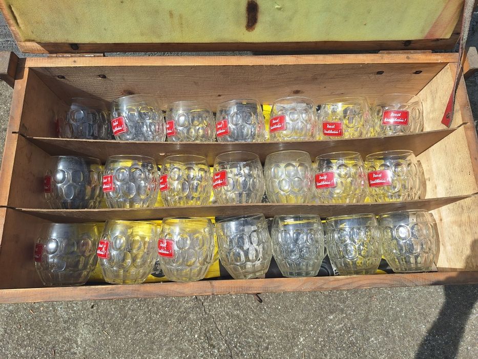 Ladă veche din lemn cu 63 de halbe din sticlă