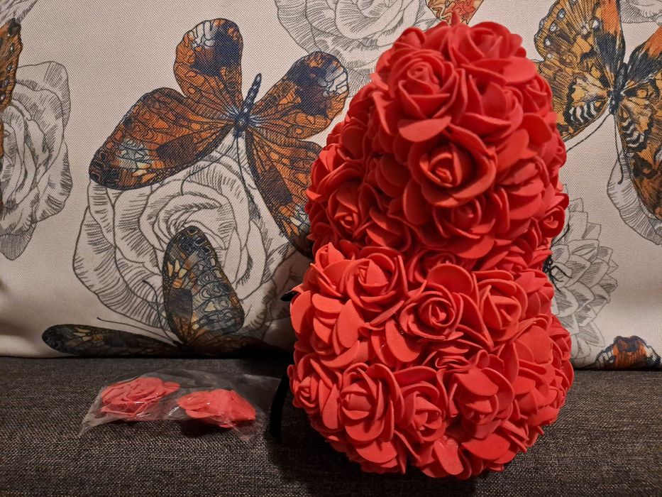 Ursi din trandafiri de culoare rosie- 25 lei