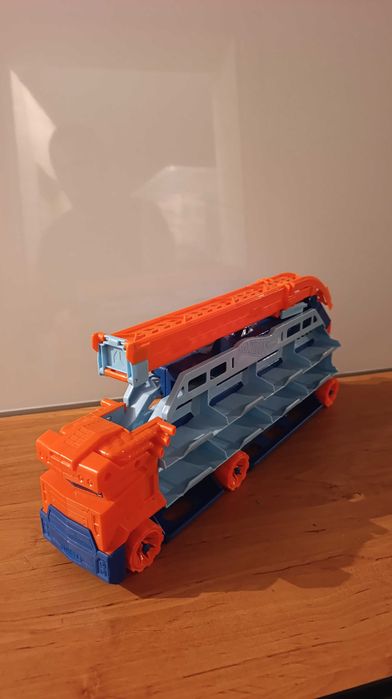 Автовоз Hotwheels с писта