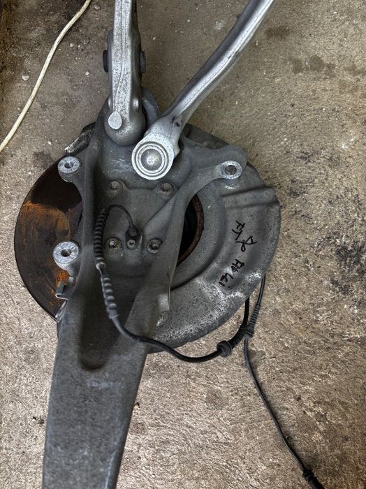 Fuzeta dreapta fata cu rulment disc si brate inferioare Bmw seria 5 F10 facelift 530d 258 cai tractiune spate