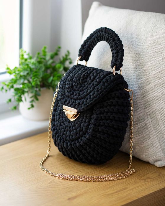 Poșetă croșetată elegantă