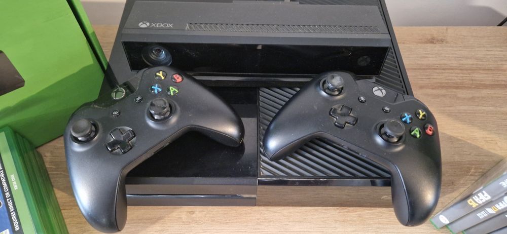 Vand Xbox  one 500 GB cu 2 controlere