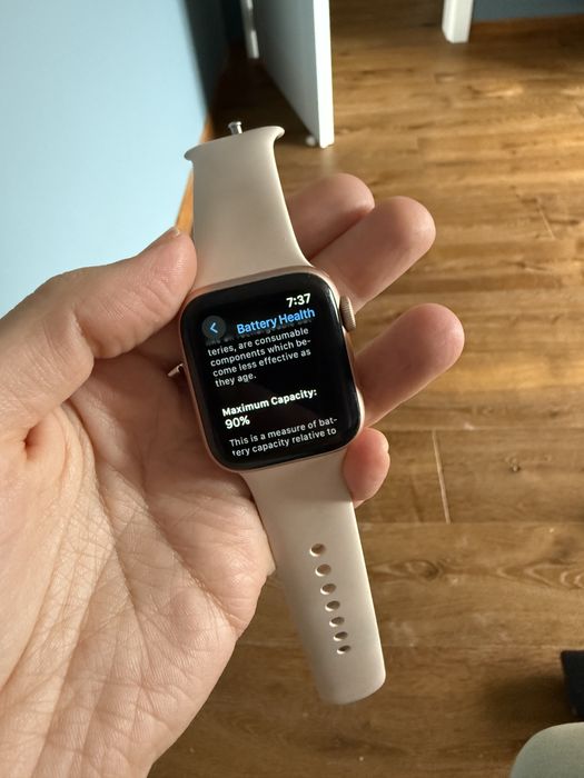 Часовник  apple watch 5 - 40 mm Алуминий Златно