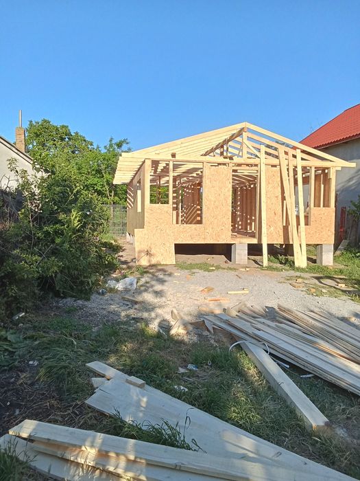 Vindem căsuțe de lemn cu living și bucătărie