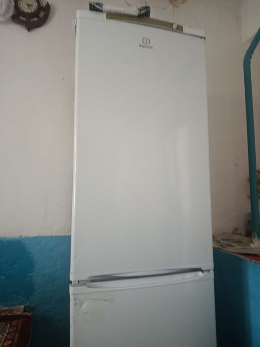 Холодильник,шкаф,палас