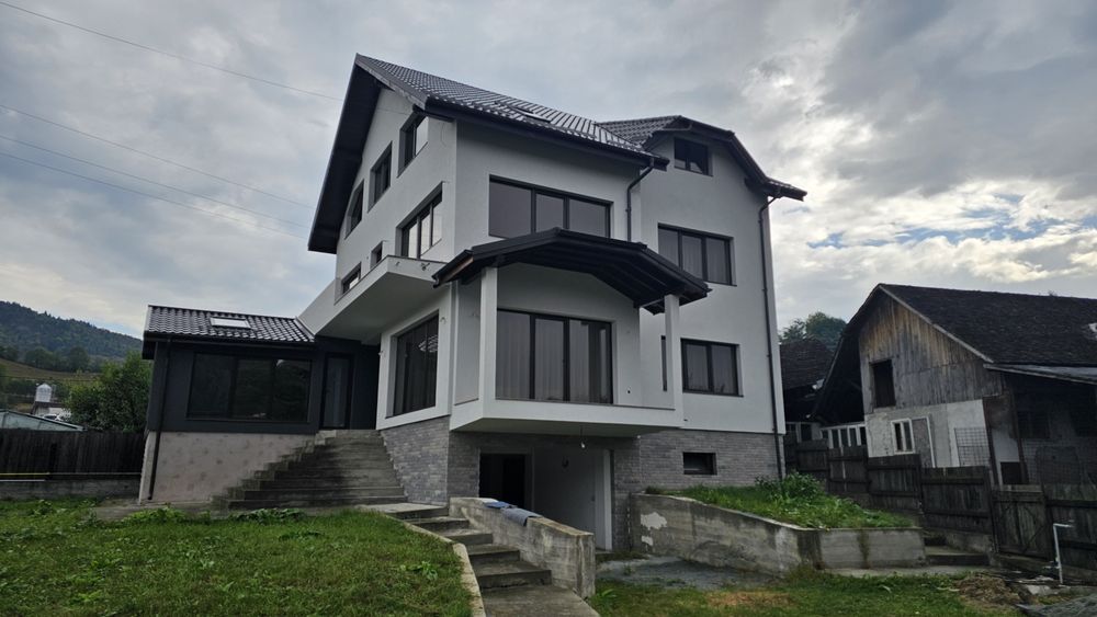 Casa 10 camere + teren 916mp in Rucar, Arges