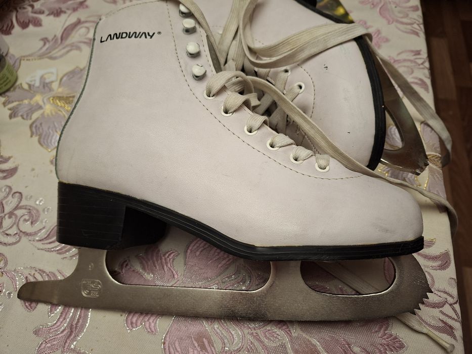 Продам фигурные коньки