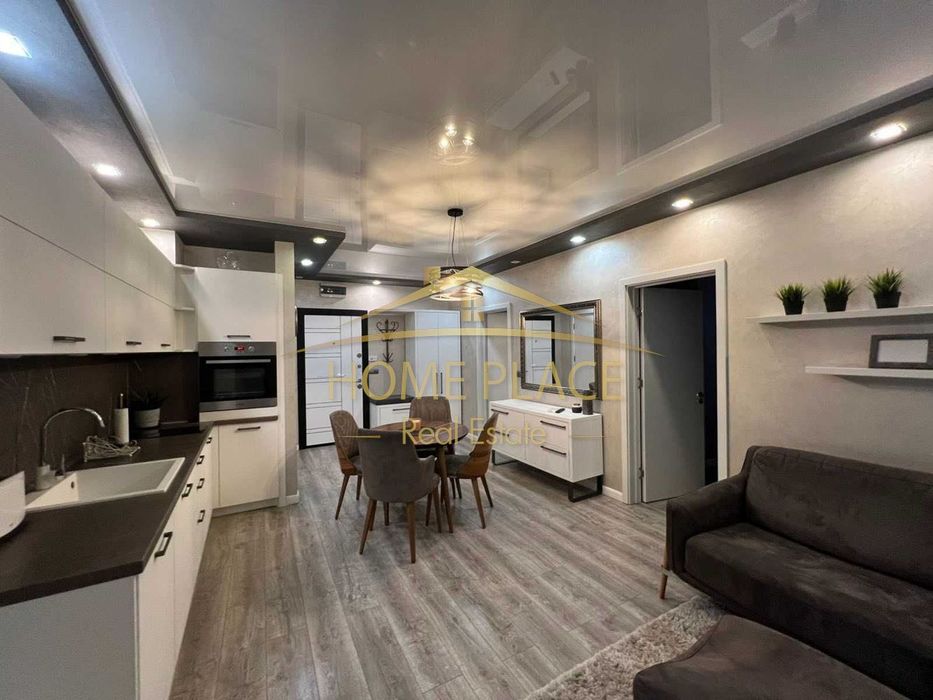 Дава се под наем Тристаен апартамент в Варна, Център - 74 кв.м за 1122 € - Снимка #1