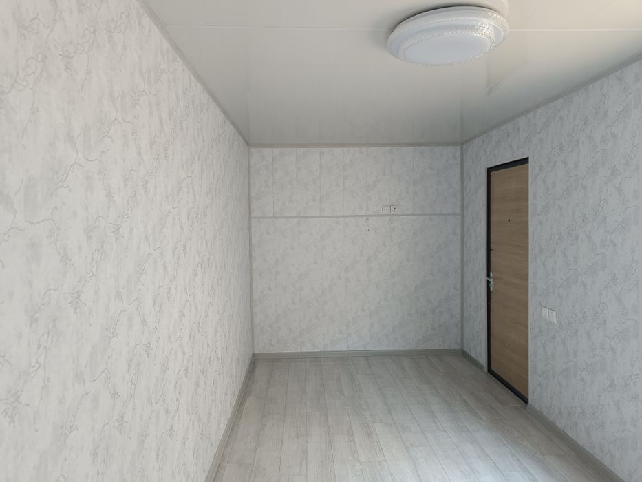 Domik qilingan konteyner.