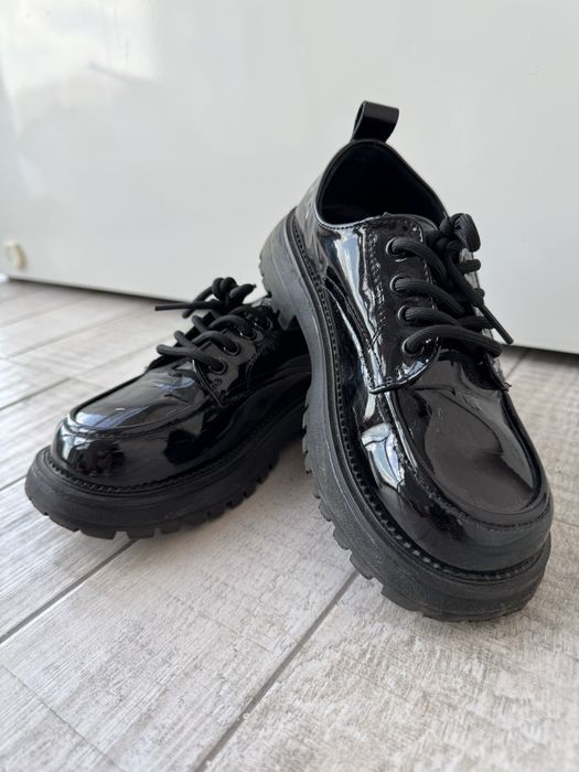 Продам лоферы на шнурках