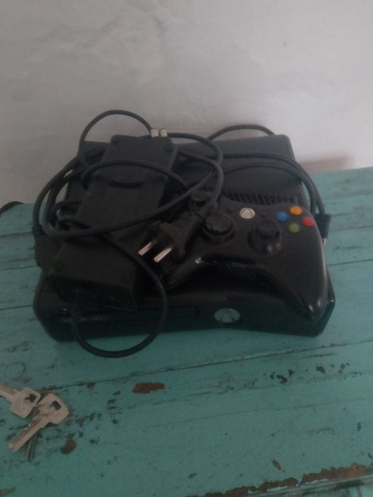 Xbox 360 продам почти новый