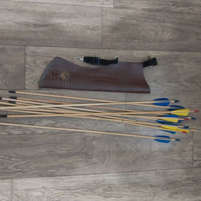 Колчан + 10 стрел. Наконечники целые