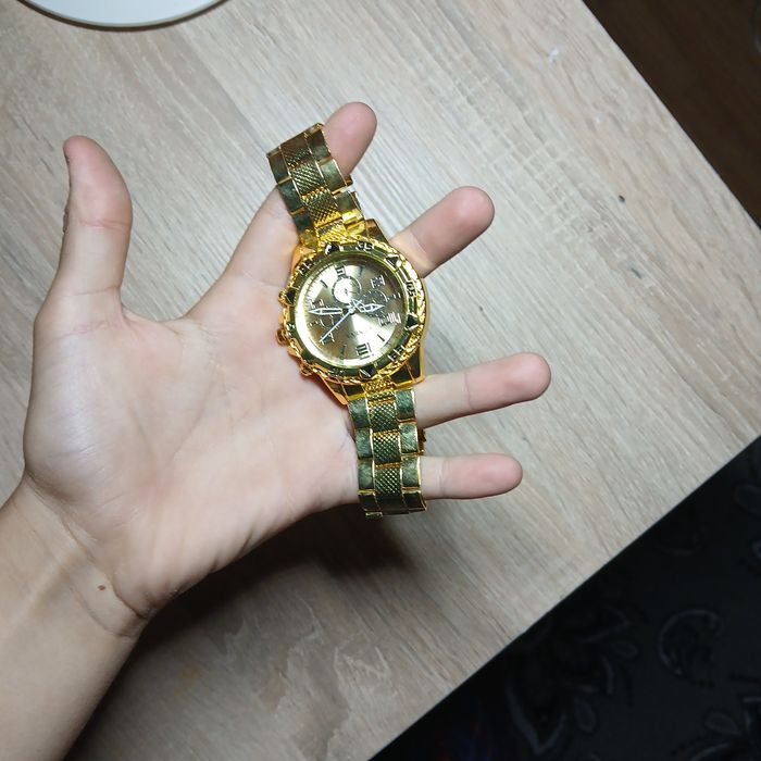 Ceas luxuos aur stralucitor