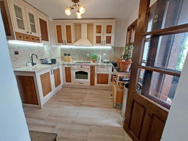 Продава се Къща в Велико Търново, Център - 120 кв.м за 2167 €/кв.м - Снимка #1
